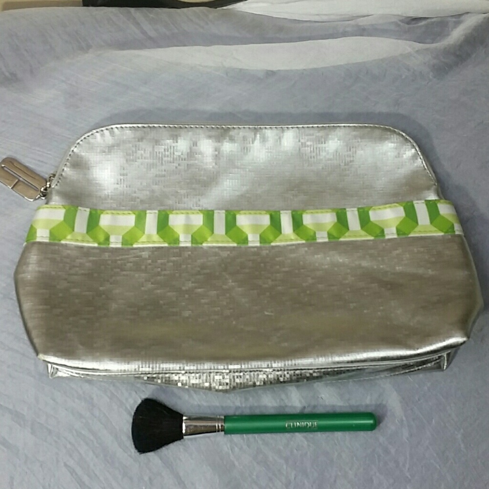 Clinique set makeup brush & large cosmetic bag